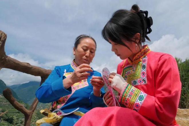 暑期“三下乡”（下） 相约今夏川影人以艺术之力服务乡村long8官方网站(图2)